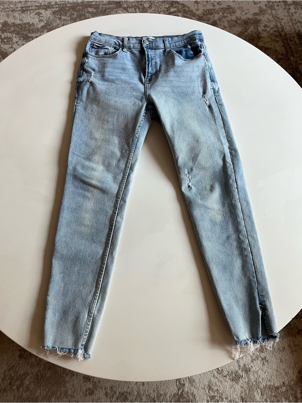 KENSIE Skinny Blue Jeans, Light Wash Size 8, Slit Frayed Bottoms - Picture 3 of 5